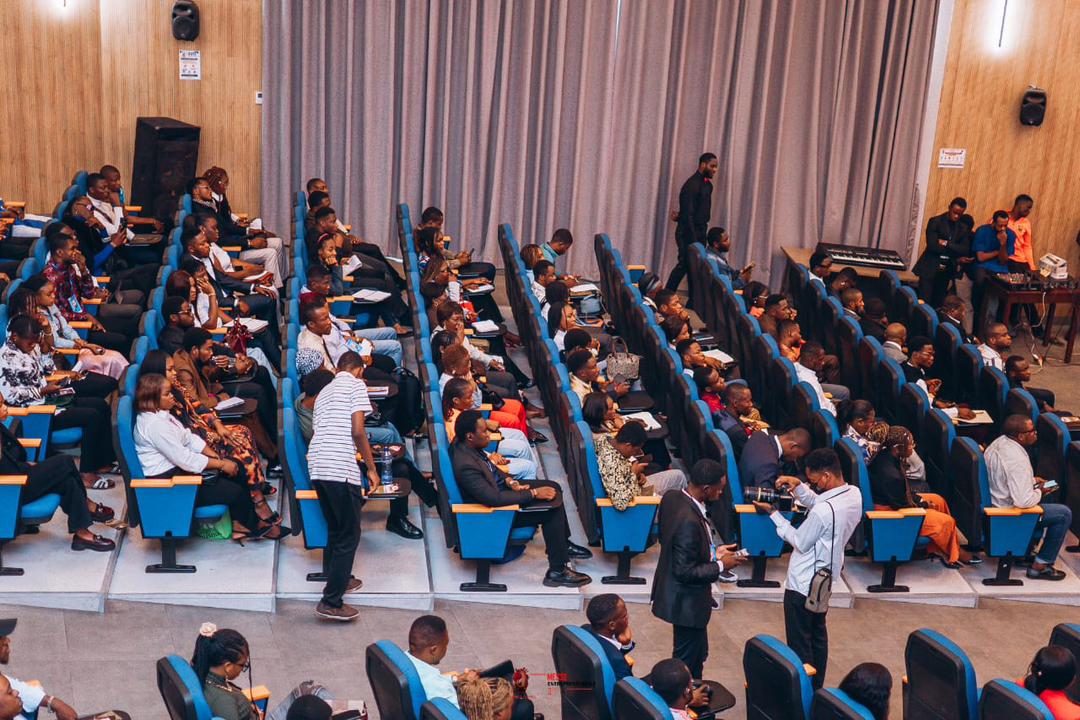 Un amphithéâtre rassemblé.